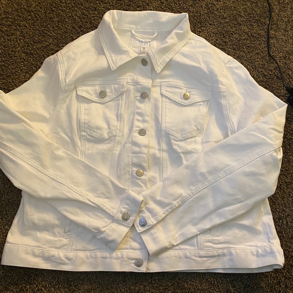 White jean jacket never wore still has a tag.